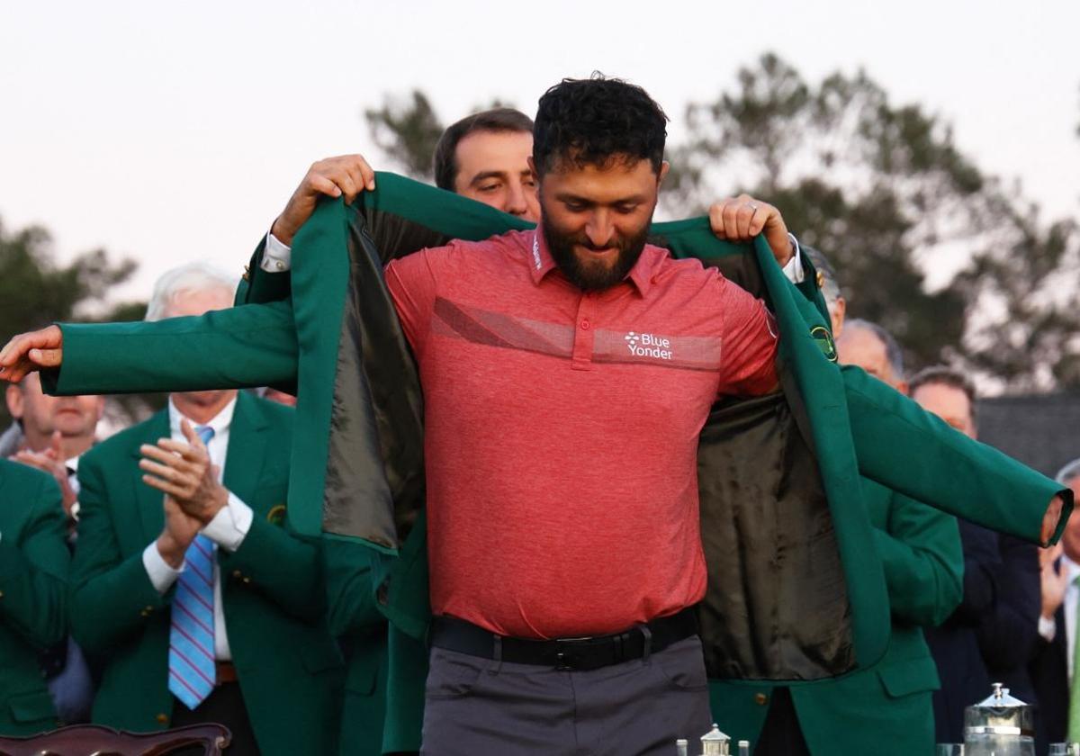 Jon Rahm, con la chaqueta verde que logra el ganador en Augusta.