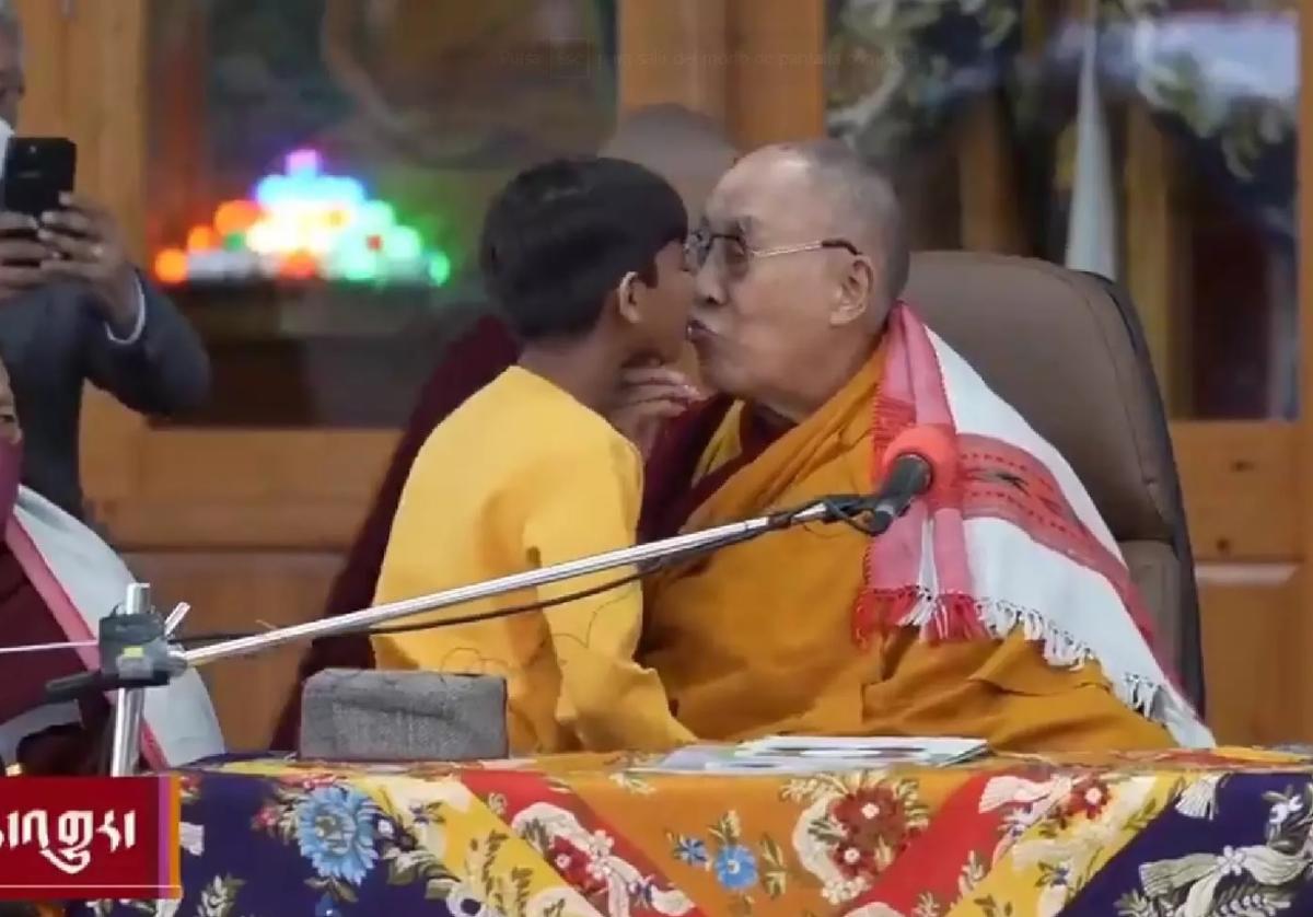 El Dalai Lama besa al niño.