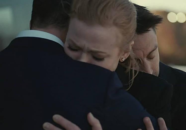 Abrazo de los tres hermanos Roy.