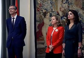 El gobernador del Banco de España, Pablo Hernández de Cos, con Nadia Calviño y María Jesús Montero.