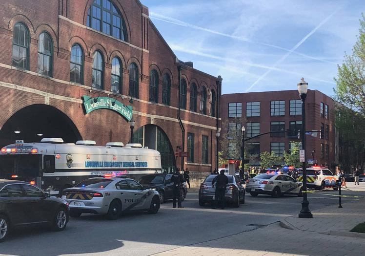 Hasta la zona conocida como Slugger Field, en el centro de Louisville, se han desplazado agentes de la Policía Metropolitana y del FBI.