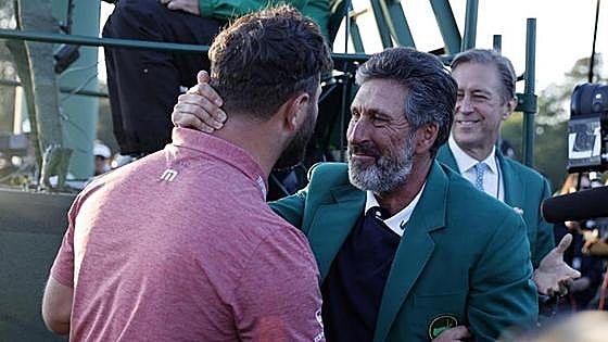 La liturgia de la chaqueta verde y el abrazo con Olazabal
