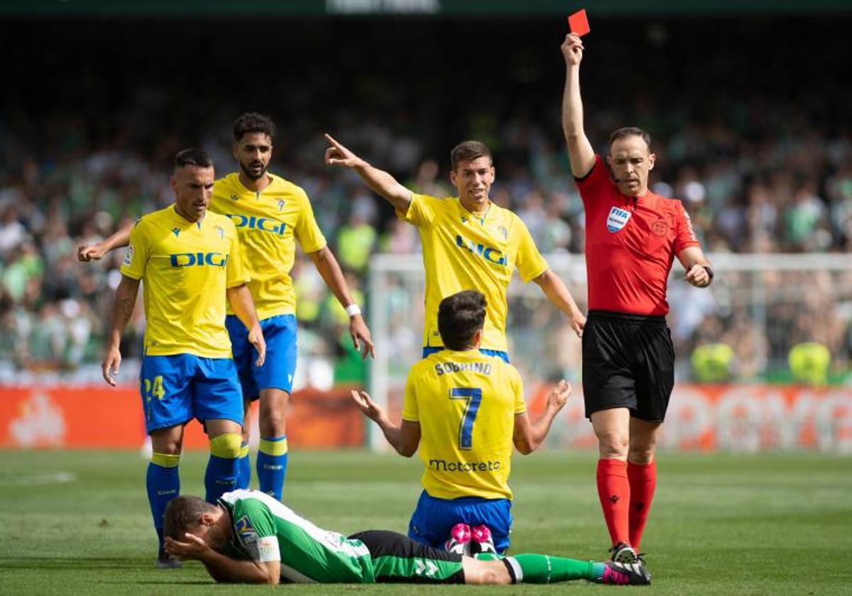 Sergio Canales, expulsado ante el Cádiz