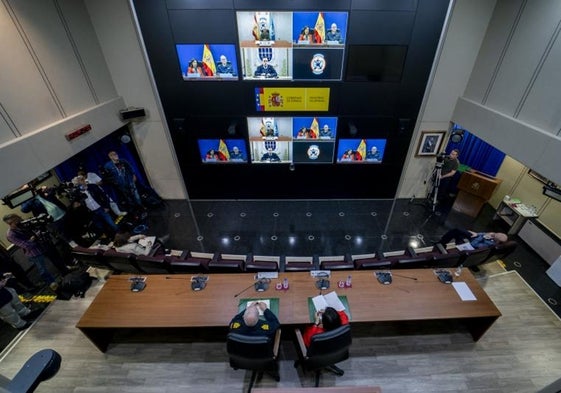 La ministra Margarita Robles y el JEMAD, almirante general Teodoro López Calderón, durante la videoconferencia con los responsables de la misión de la ONU en Líbano.