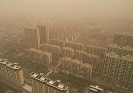 Varios edificios cubiertos por una tormenta de arena en Linyi, en la provincia oriental china de Shandong