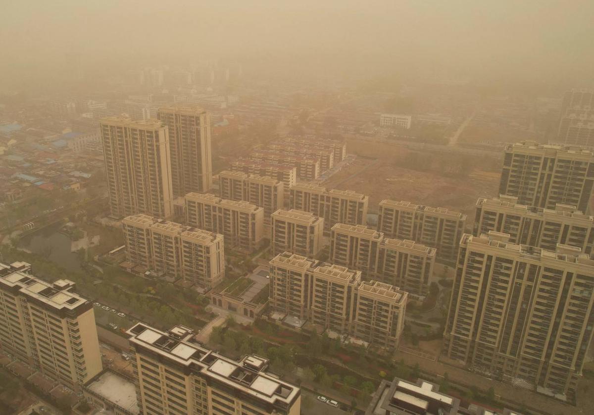 Varios edificios cubiertos por una tormenta de arena en Linyi, en la provincia oriental china de Shandong