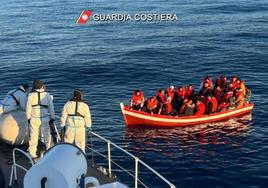 Guardacostas italianos realizan una operación de rescate al sureste de Siracusa.