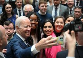 Joe Biden se fotografió junto a los asistentes a su intervención en el campus de la Universidad de Ulster.
