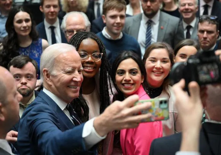 Joe Biden se fotografió junto a los asistentes a su intervención en el campus de la Universidad de Ulster.