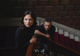 Leonor Watling y Pablo Derqui en el rodaje de 'Anatema' en el Palacio Olabarri de Bilbao.