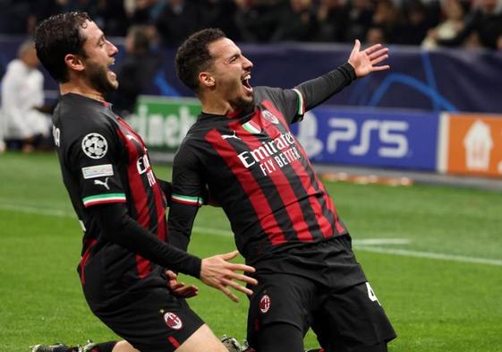 Bennacer celebra junto a Calabria su gol al Nápoles.