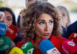 La ministra de Hacienda y número dos del PSOE, María Jesús Montero, se dirige a los medios en Sevilla.