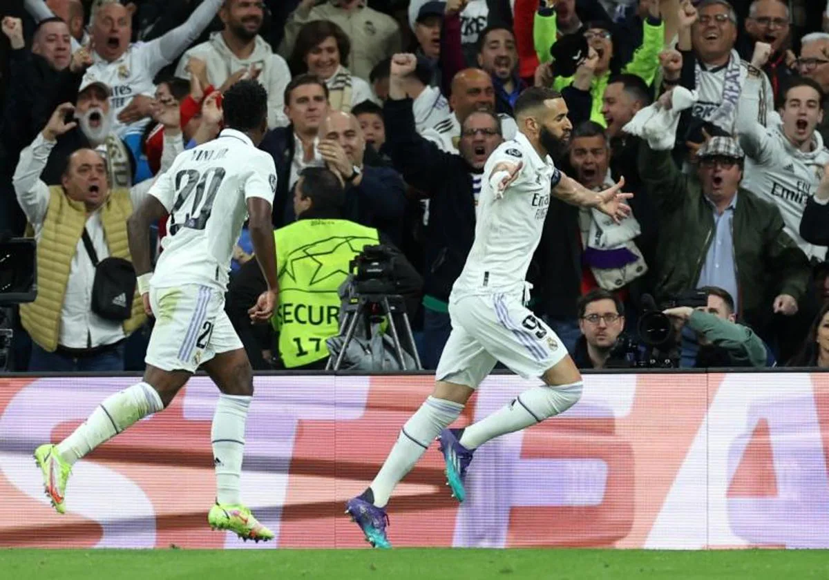 Benzema celebra junto a Vinicius su gol al Chelsea.