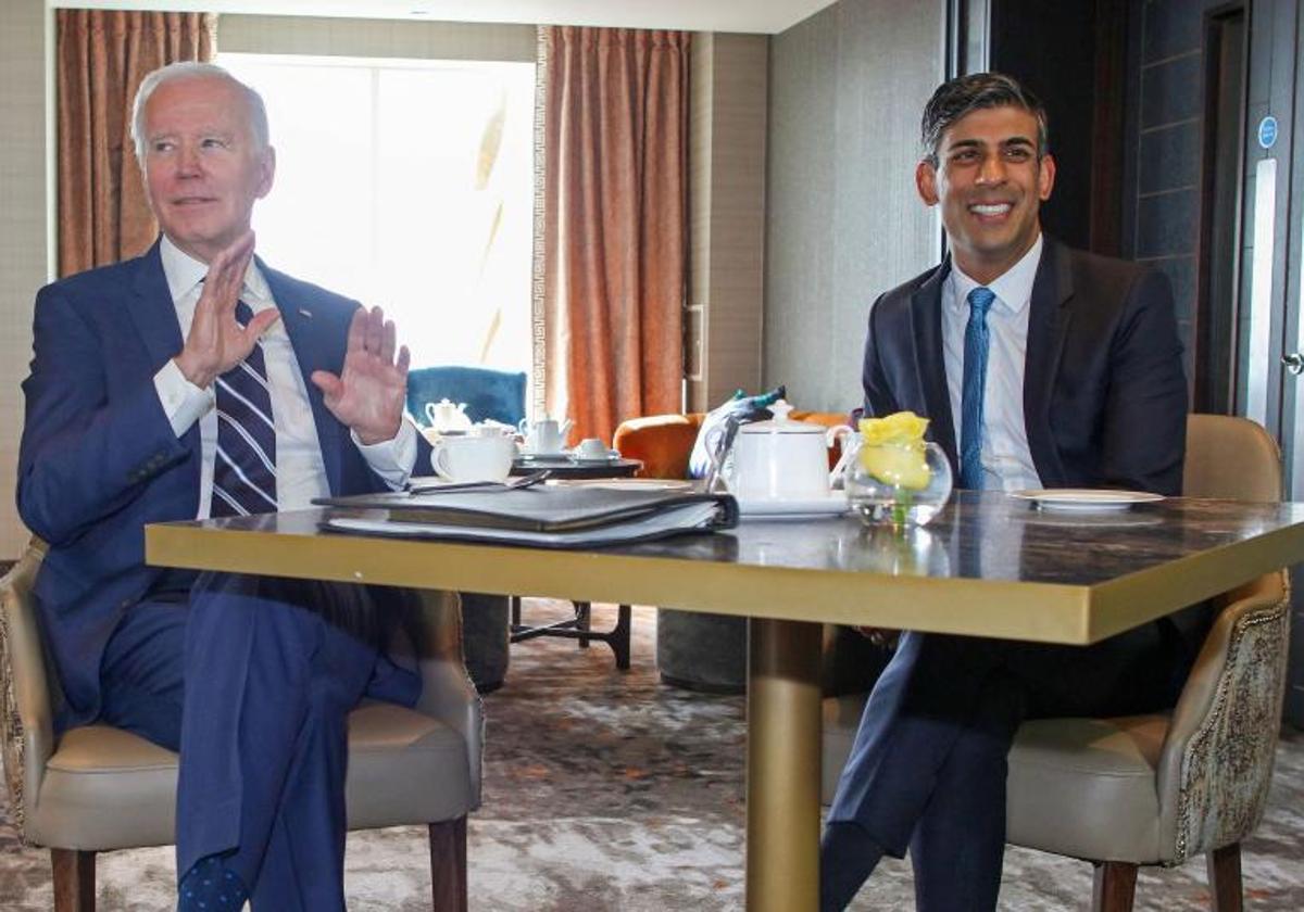 Joe Biden y Rishi Sunak durante su breve encuentro de este miércoles.