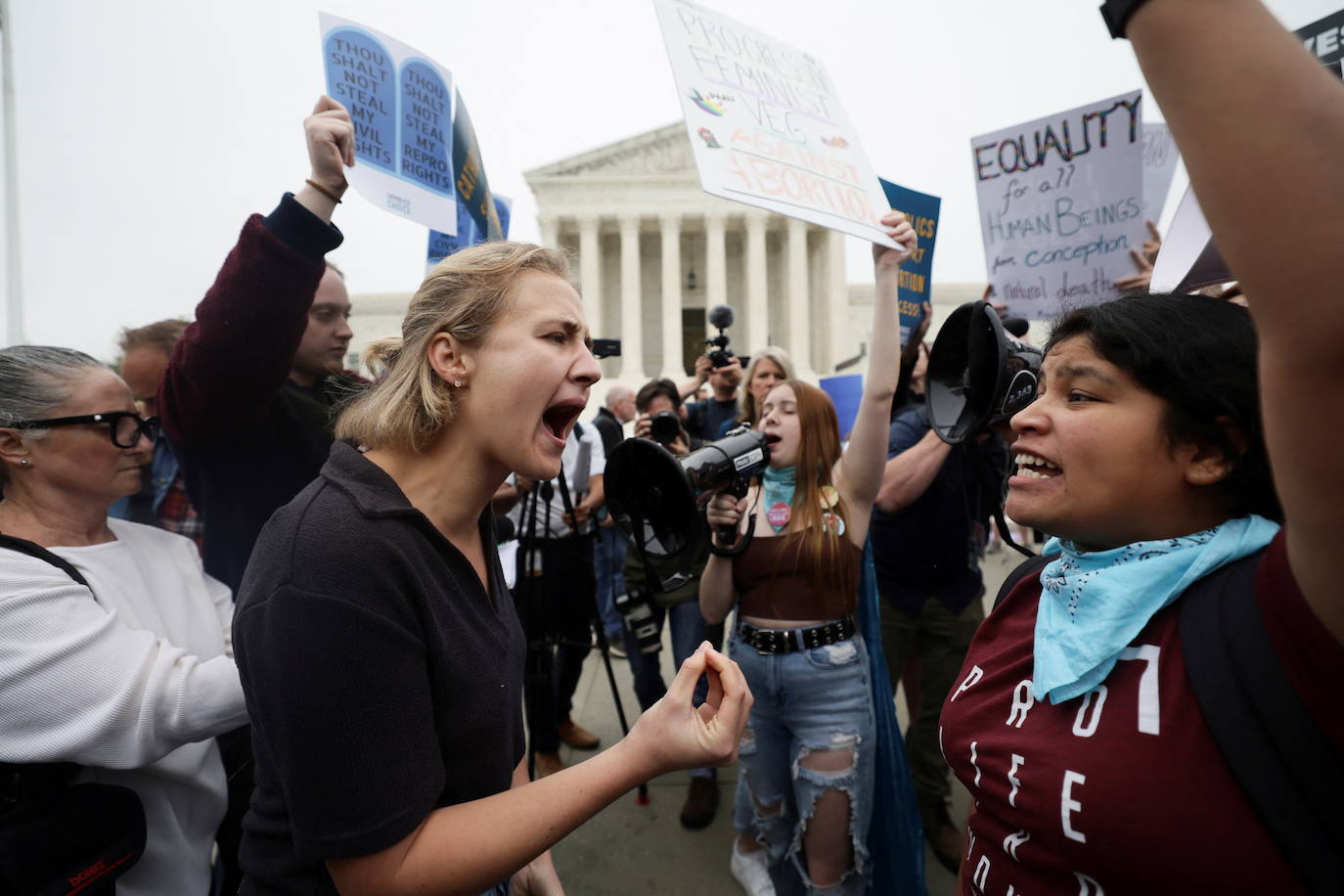 Varios manifestantes a favor y en contra del aborto protestan frente a la Corte Suprema de Estados Unidos