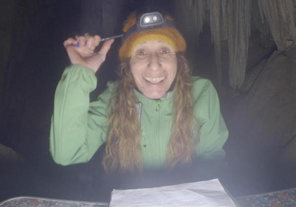 Beatriz Flamini, en el interior de la cueva de Granada donde ha pasado 500 días.