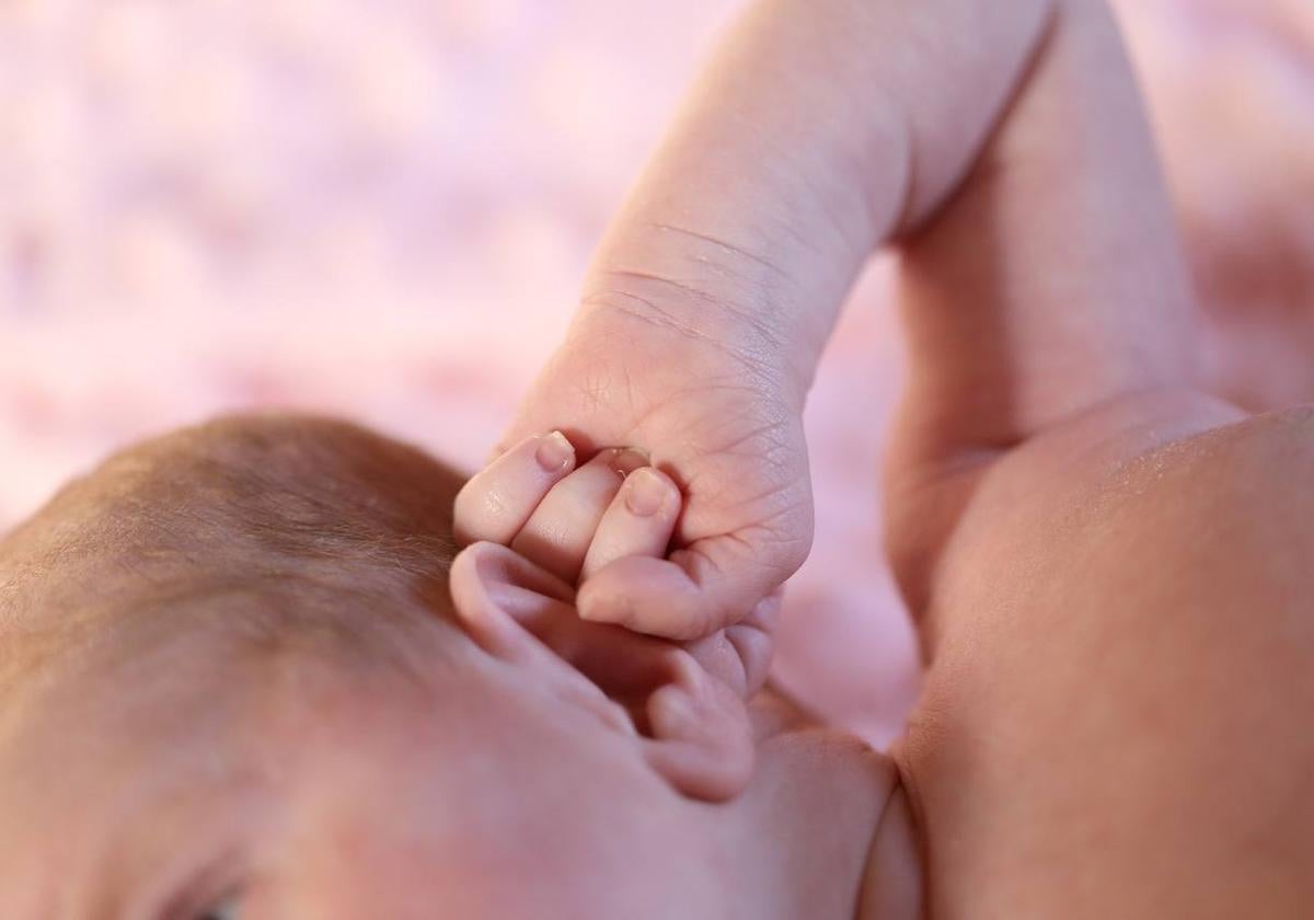 Investigan a un padre por dejar ciego a su bebé al zarandearlo para que no llorara