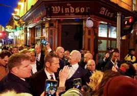 Joe Biden se hace un selfi a la salida del pub Windsor, en la localidad irlandesa de Dundalk.