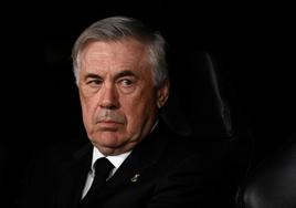 Carlo Ancelotti, con gesto serio durante el partido ante el Chelsea.