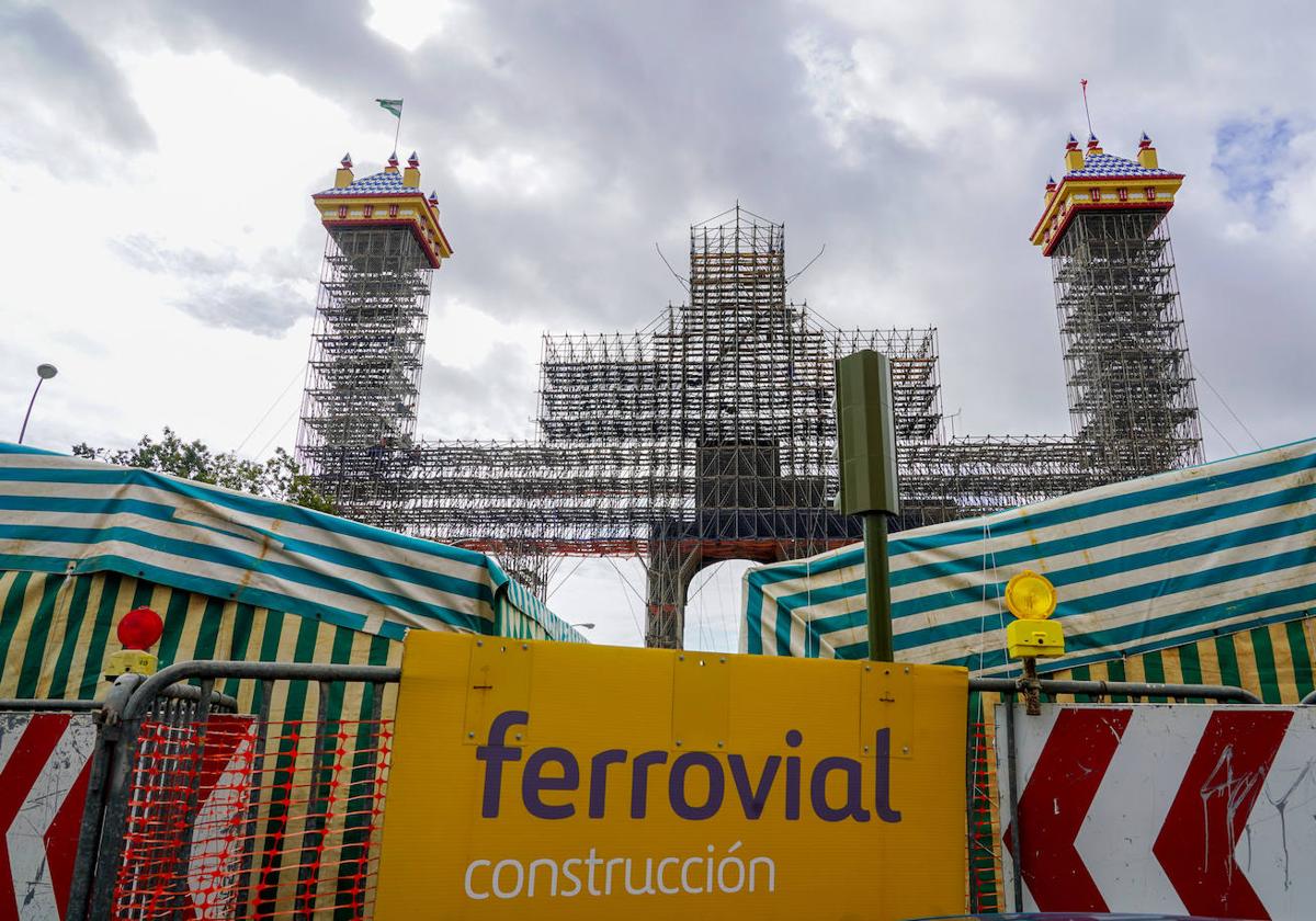 Ferrovial es la encargada del montaje de la portada de la Feria de Abril de Sevilla