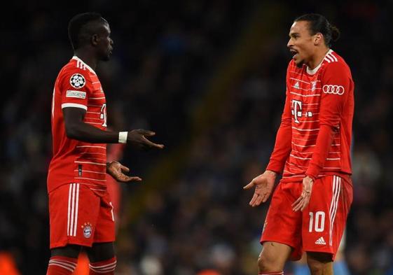 Sadio Mané y Leroy Sané discuten sobre el campo