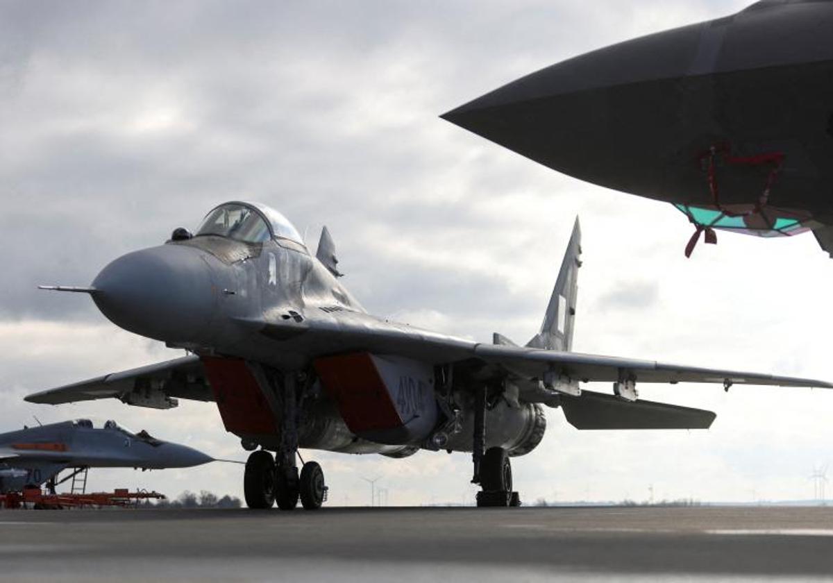 Aviones MIG-29 y F-35, estacionados en una base aérea en Malbork, Polonia.