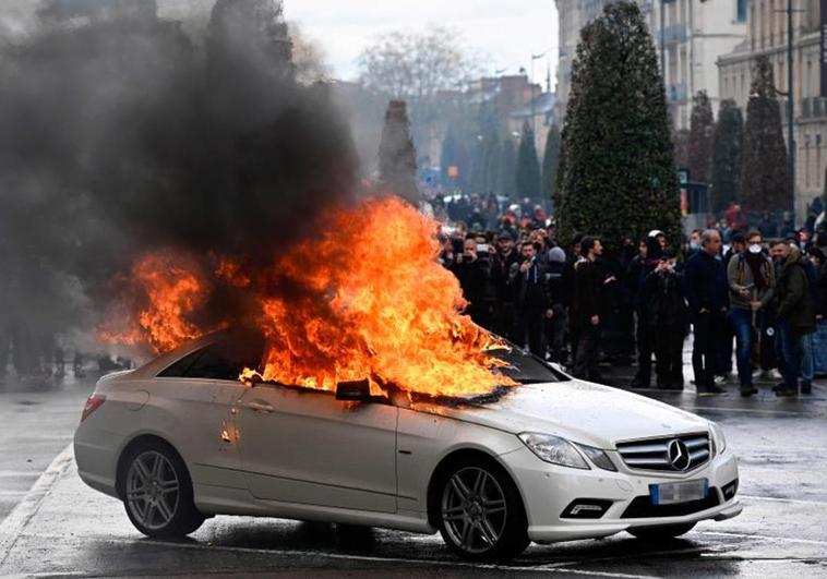 Un automóvil arde en Rennes durante las protestas de este jueves contra la reforma de las pensiones impulsada por Emmanuel Macron.