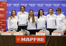 La capitana de España, Anabel Medina (3i), junto a sus jugadoras.