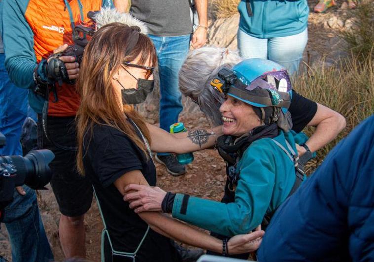 Beatriz Flamini , tras salir de la cueva.