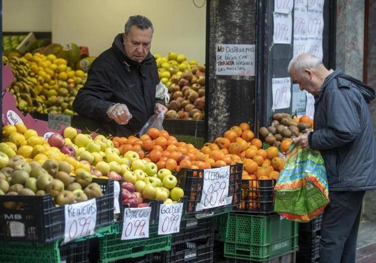 Un hombre compra en una frutería.