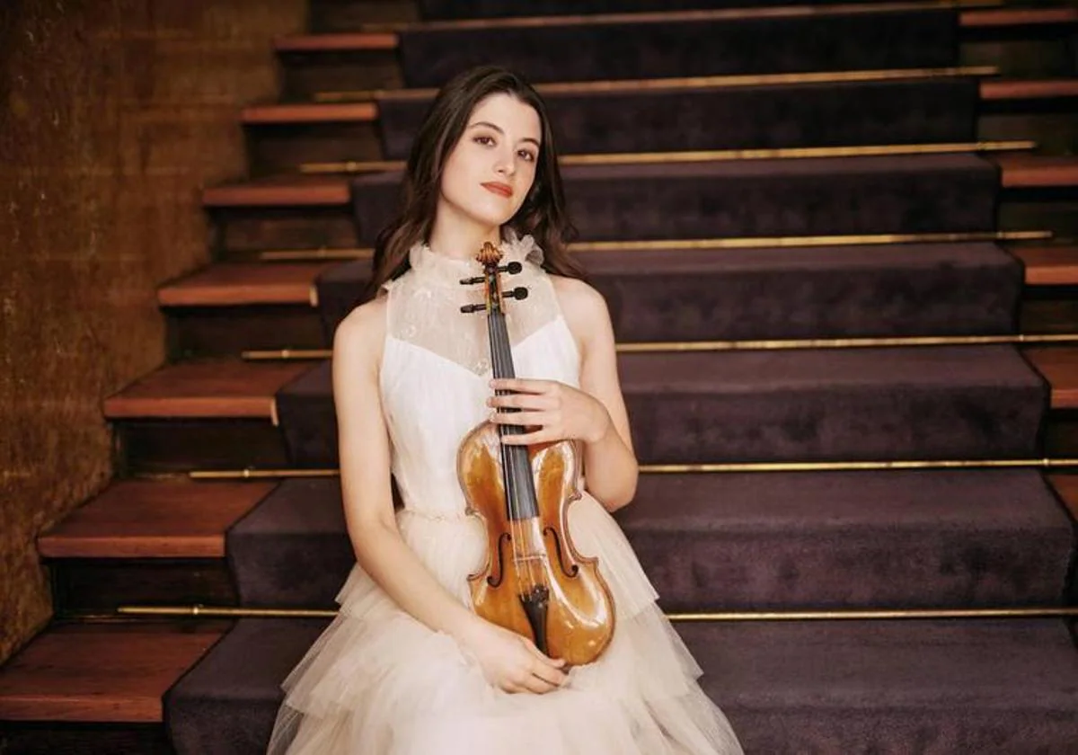 La violinista granadina María Dueñas, en la foto que ilustra la portada de su primer disco con Deutsche Grammophon