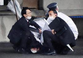 Un hombre arrestado como sospechoso de arrojar un explosivos cuando el primer ministro japonés, Fumio Kishida, se disponía a pronunciar un discurso.