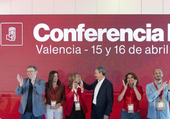 El presidente de la Generalitat, Ximo Puig; la candidata del PSPV al Ayuntamiento de Valencia, Sandra Gómez; la alcaldesa de Castellón, Amparo Marco; el expresidente del Gobierno, José Luis Rodríguez Zapatero; la ministra de Hacienda, María Jesús Montero; y el vicepresidente del Congreso, Alfonso Rodríguez Gómez de Celis, en la Conferencia Municipal del Partido Socialista