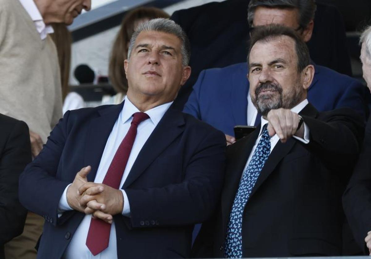 Los presidentes del Barcelona y el Getafe, Joan Laporta y Ángel Torres, en el palco del Coliseum.