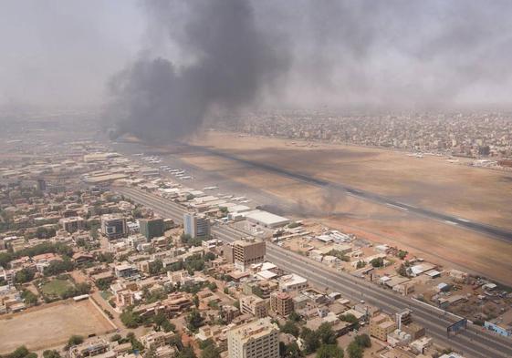 Una columna de humo se eleva en el aeropuerto de la capital.