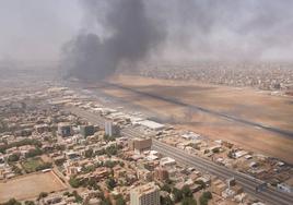El aeropuerto de la capital sudanesa, Jartum, es uno de los objetivos atacados durante los combates de las últimas horas.