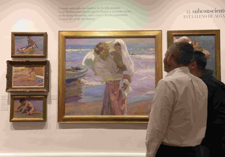 Dos espectadores contempla varia obras de Sorolla, entre ellas 'Saliendo del bano' (1915) en la Casa-Museo del pintor.