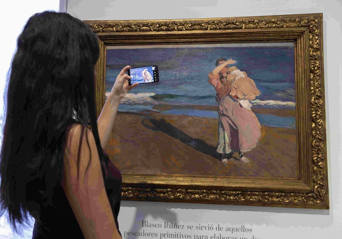 Una espectadora fotografía una de las 50 obras de Sorolla expuestas hasta septiembre en su Casa-Museo