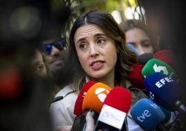 La ministra de Igualdad, Irene Montero, tras su visita este lunes al Museo del Traje, en Madrid.