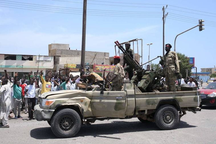 Los sudaneses saludan a los soldados del ejército, leales al jefe Abdel Fattah al-Burhan