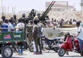 Residentes de la ciudad de Puerto Sudán saludan a los soldados del ejército.