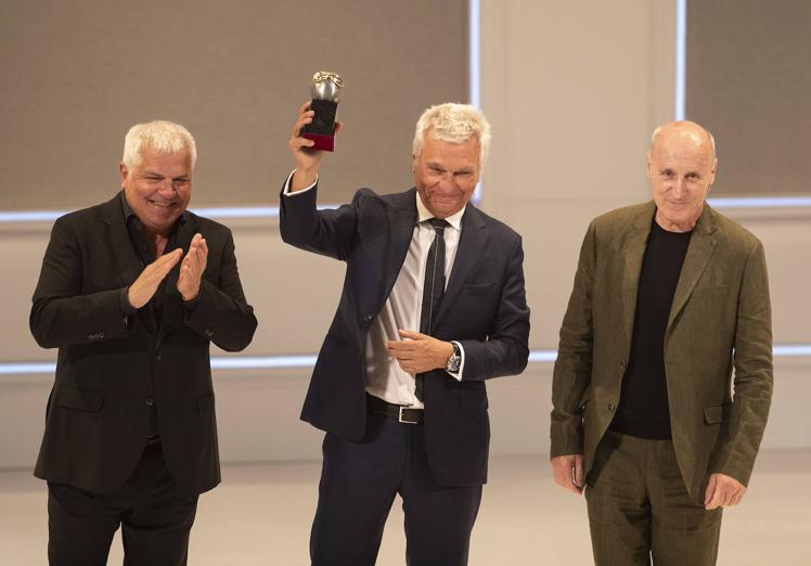 Carles Sans, Joan Gràcia y Paco Mir agradecen el premio de honor a Tricicle por su destacada carrera profesional.