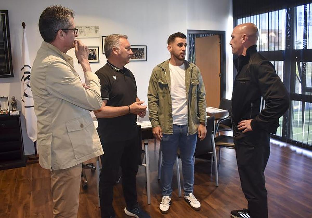 Luis Rubiales, el presidente de la Federación de Ceuta, Antonio García Gaona (i), y el presidente del CTA, Luis Medina Cantalejo (2i), visitan en Ceuta a Antonio Pozo (2d), colegiado agredido.