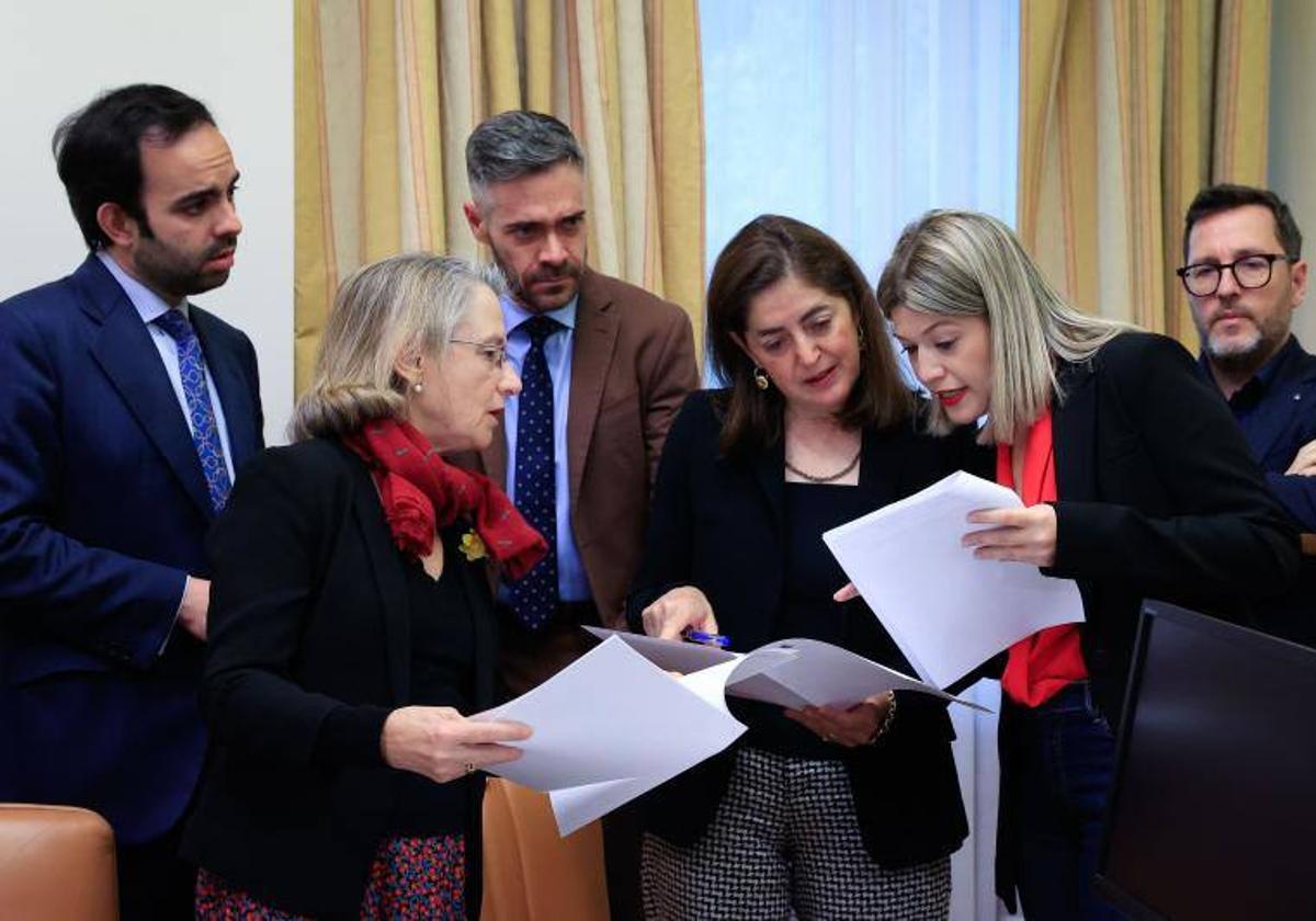 Miembros de la Comisión de Justicia del Congreso debaten con las letradas de la Cámara este martes las enmiendas.