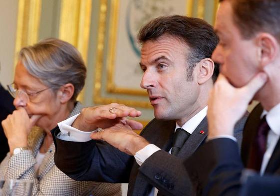 El presidente francés, Emmanuel Macron, y la primera ministra Elisabeth Borne asisten a una reunión con los líderes de la patronal