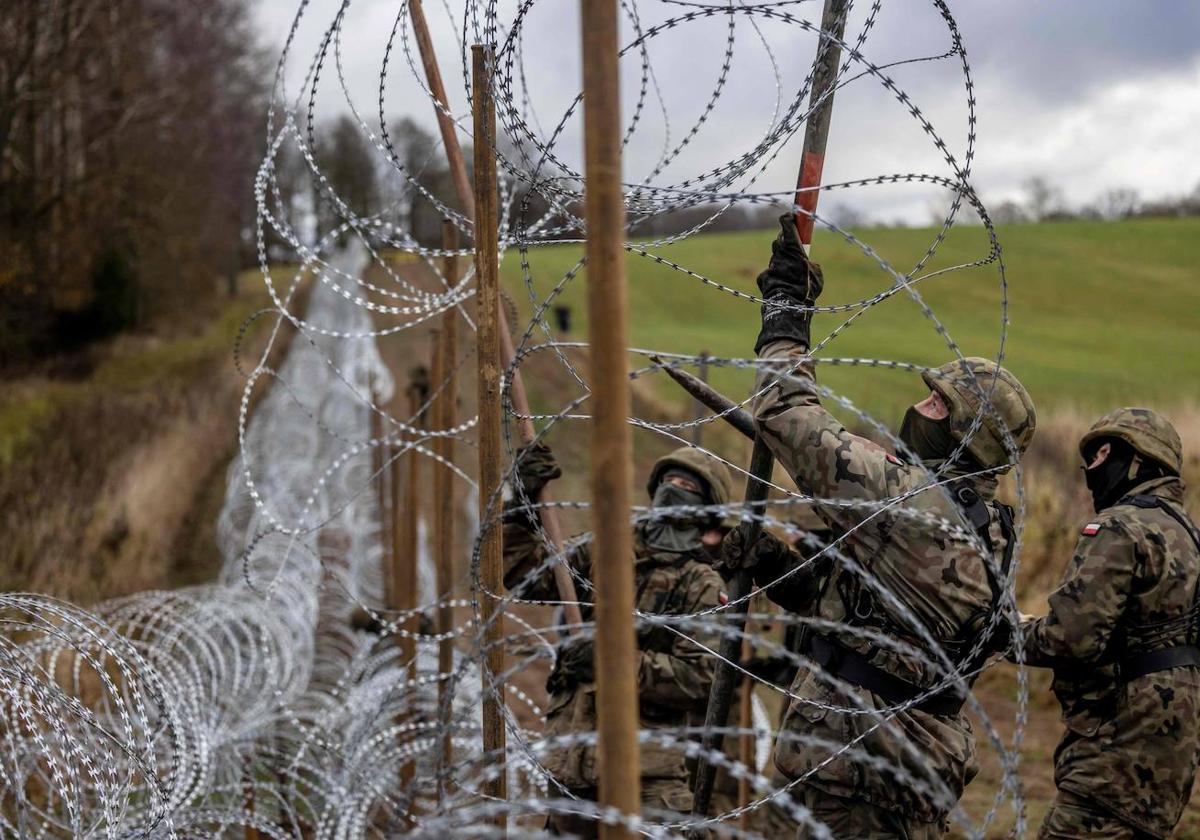 Militares colocan la valla que separará Polonia del enclave ruso de Kaliningrado.