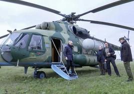 Vladímir Putin desciende de un helicóptero Mi-8 a su llegada a territorio ocupado por las fuerzas rusas en Ucrania.