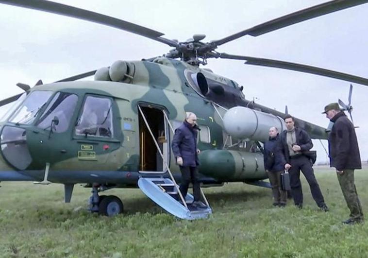 Vladímir Putin desciende de un helicóptero Mi-8 a su llegada a territorio ocupado por las fuerzas rusas en Ucrania.