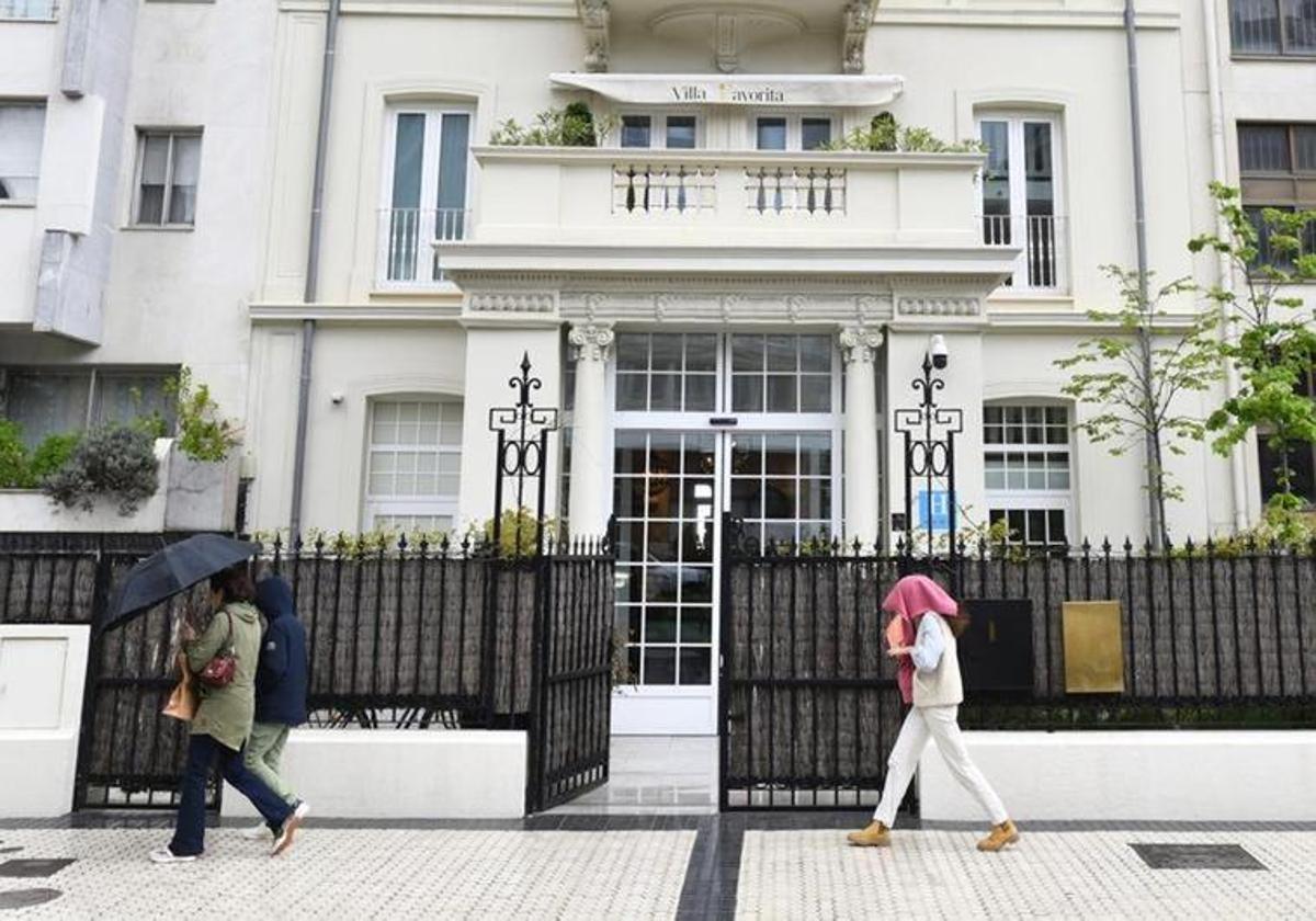 Exterior del restaurante y el hotel, en pleno Paseo de la Concha en San Sebastián