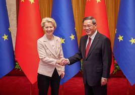 La presidenta de la Comisión Europea, Ursula von der Leyen, junto al 'premier' chino, Li Qiang.